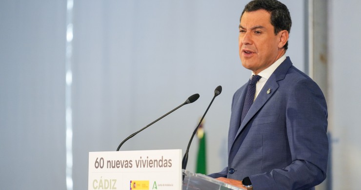 El presidente de la Junta de Andalucía, Juanma Moreno interviene en el evento de la entrega de las nuevas viviendas, a 30 de septiembre de 2024, en Cádiz, Andalucía (España). El presidente de la Junta de Andalucía, Juanma Moreno, ha participado en la ent