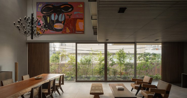 House in Aoyama ha sido diseñada por Keiji Ashizawa con el objetivo de proporcionar intimidad y confort a sus residentes, en una de las zonas más concurridas de Tokio.