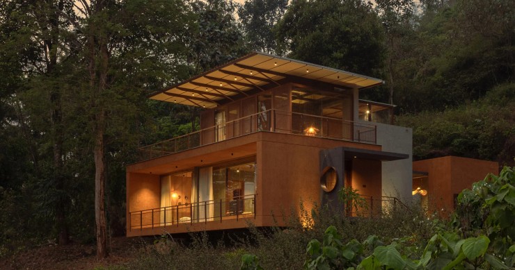 El estudio indio Studio Terratects ha completado la vivienda Urul, una casa única situada en un denso bosque de Kerala, India.