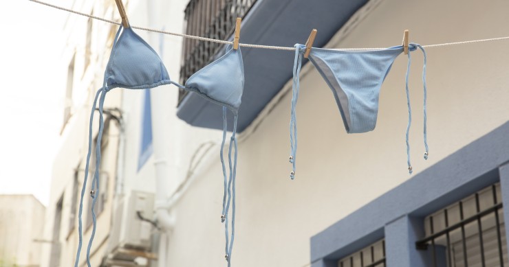 Tender la ropa en la fachada