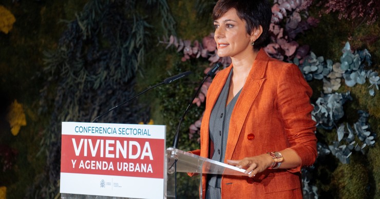 La ministra de Vivienda, Isabel Rodríguez, durante una rueda de prensa, antes de la Conferencia Sectorial de Vivienda con los responsables autonómicos, en la sede del Ministerio, a 3 de octubre de 2024, en Madrid (España). 