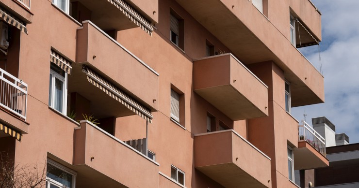 Archivo - Fachada de un edificio en Barcelona, Cataluña (España). 