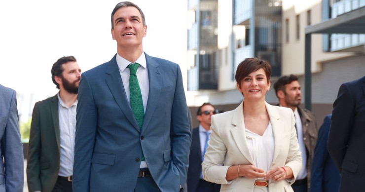Archivo - (i-d): El presidente del Gobierno, Pedro Sánchez, y la ministra de Vivienda y Agenda Urbana, Isabel Rodríguez. 