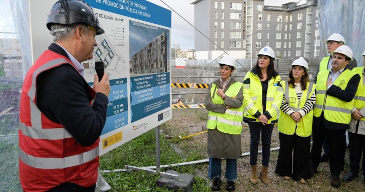 La ministra de Vivienda y Agenda Urbana, Isabel Rodríguez, visita el barrio de Xuxán junto a la conselleira de Vivenda e Planificación de Infraestruturas de la Xunta, María Martínez, y la alcaldesa de A Coruña, Inés Rey