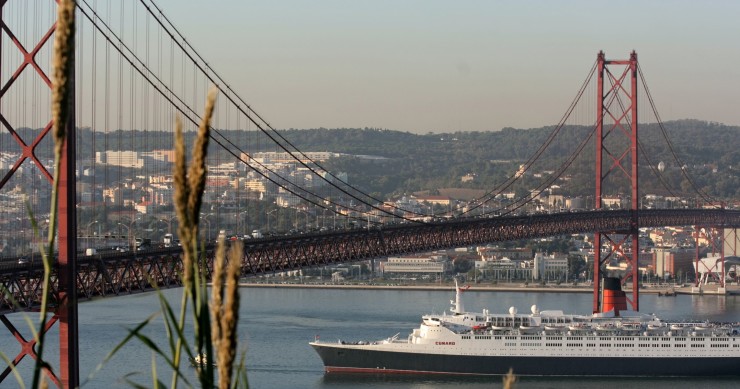 Vista del puente 25 de abril, en Lisboa (Portugal).