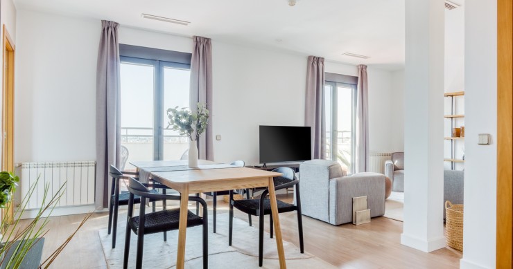 Este proyecto subraya la tendencia creciente en Madrid y otras ciudades europeas de aprovechar espacios de oficinas vacías/vacantes o infrautilizados, adaptándolos a las nuevas necesidades del sector turístico.