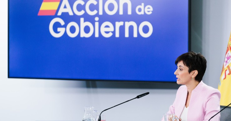 La ministra de Vivienda y Agenda Urbana, Isabel Rodríguez, durante una rueda de prensa posterior a la reunión del Consejo de Ministros, en el Palacio de La Moncloa, a 15 de octubre de 2024, en Madrid (España). 