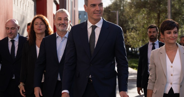 El presidente del Gobierno, Pedro Sánchez (2d) y la ministra de Vivienda y Agenda Urbana, Isabel Rodríguez, (1d) visitan una promoción de vivienda pública de alquiler asequible, a 30 de septiembre de 2024, en Barcelona, Catalunya (España). 