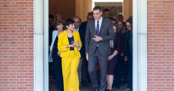La ministra de Vivienda y Agenda Urbana de España, Isabel Rodríguez, y el presidente del Gobierno, Pedro Sánchez, durante un encuentro con organizaciones sociales y representantes del sector de la vivienda, en el Complejo de La Moncloa, Madrid (España).