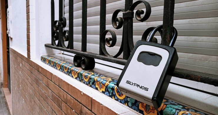 File - A padlock with the keys to a tourist apartment in the historic center.