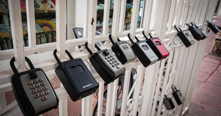 Archivo - Candados de viviendas de uso turístico en una céntrica calle del Casco antiguo.