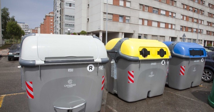 Archivo - Foto de archivo de contenedores de basura. 