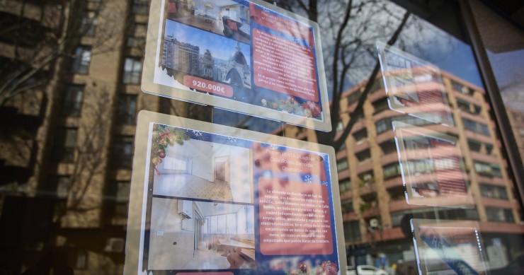 Archivo - Carteles de viviendas en venta en el escaparate de una inmobiliaria. 