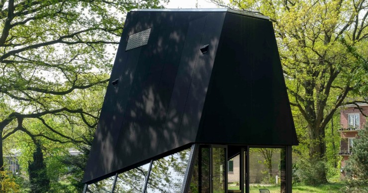 Stay Under the Radar es obra de los diseñadores Sander van Schaik y Robert-Jan de Kort y se encuentra en un anitguo aeródromo militar camuflado como instalaciones agrícolas.