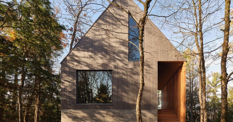 Bunkie on the Hill es una cabaña diseñada por Dubbeldam Architecture + Design ubicada en una ladera boscosa con vistas a un lago en Muskoka (Ontario).
