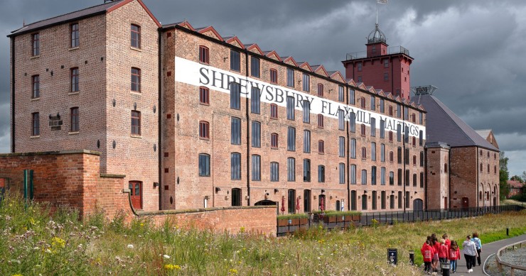 La antigua fábrica Shrewsbury Flaxmill Maltings, construida originalmente en 1797, ha sido intervenida por el estudio Feilden Clegg Bradley Studios (FCBS).