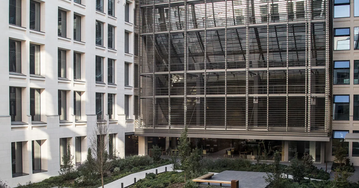 AXA pone de nuevo en el mercado la sede de Amazon en España