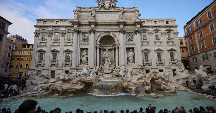 Obras de mantenimiento en la Fontana Di Trevi. Se estudia si cobrar entrada a los turistas