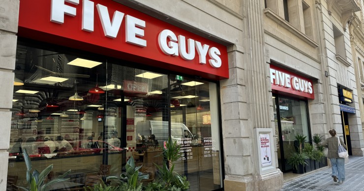 Five Guys supera los diez restaurantes en Cataluña con una nueva apertura en Vía Laietana