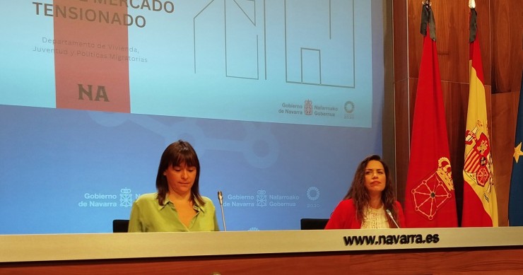 La vicepresidenta tercera y consejera de Vivienda, Juventud y Políticas Migratorias del Gobierno de Navarra, Begoña Alfaro, junto a la directora general de Vivienda, Elga Molina
