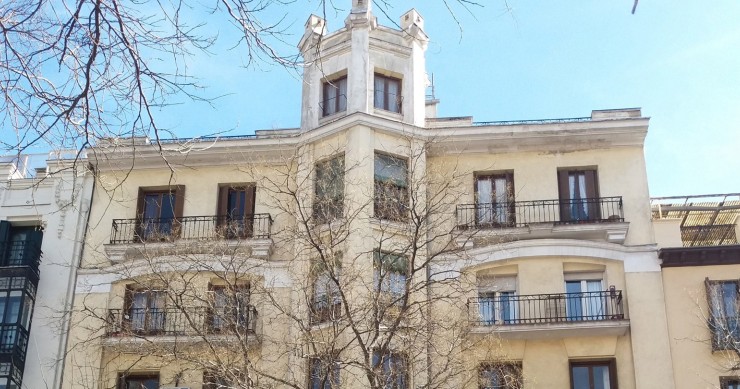 Archivo - Uno de los edificios de viviendas de la socimi Vbare en Madrid