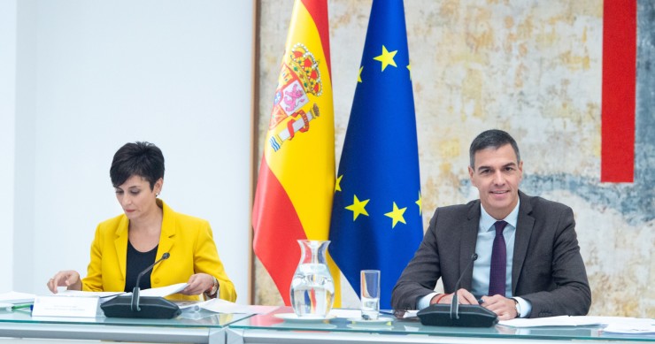 La ministra de Vivienda y Agenda Urbana de España, Isabel Rodríguez, y el presidente del Gobierno, Pedro Sánchez. 