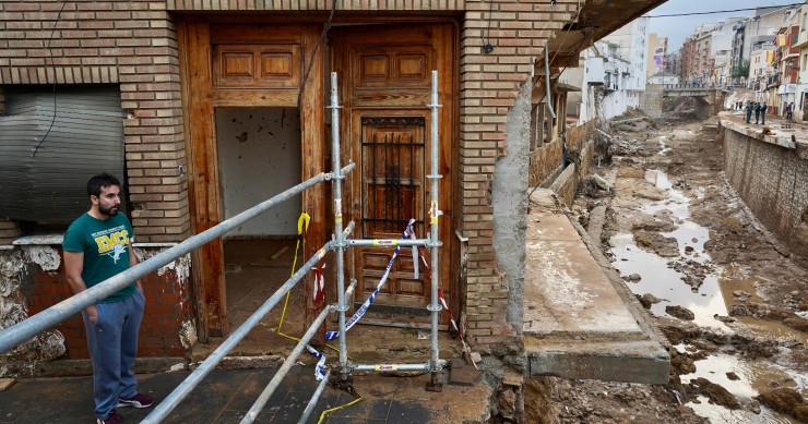 Voluntarios limpian los estragos ocasionados por la DANA