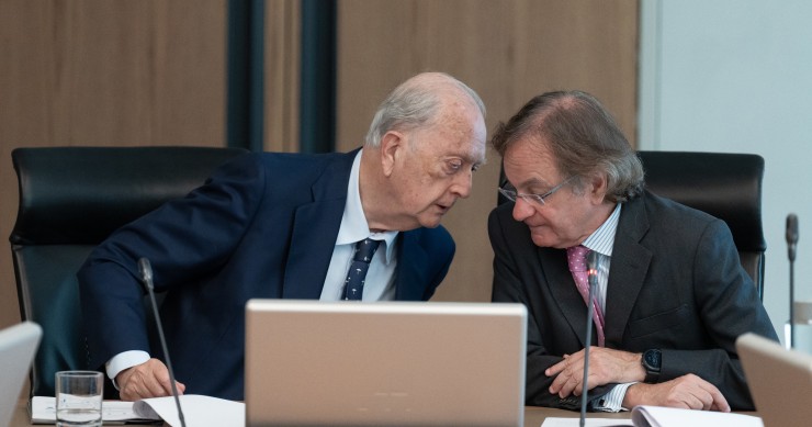 El presidente de Colonial, Juan José Brugera (i), y el consejero delegado de Colonial, Pere Viñolas (d), durante una rueda de prensa, en la sede de Colonial, en Barcelona