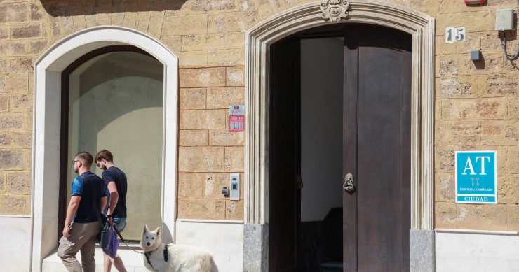 Entrada de acceso a un apartamento turísitico en Cádiz capital