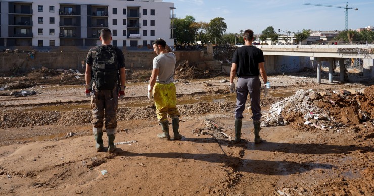 Varias personas en una zona afectada por la DANA. 