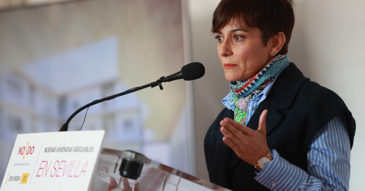 La ministra de Vivienda y Agenda Urbana, Isabel Rodríguez, durante la colocación de primera piedra de la nueva promoción de viviendas protegidas en el barrio de Valdezorras