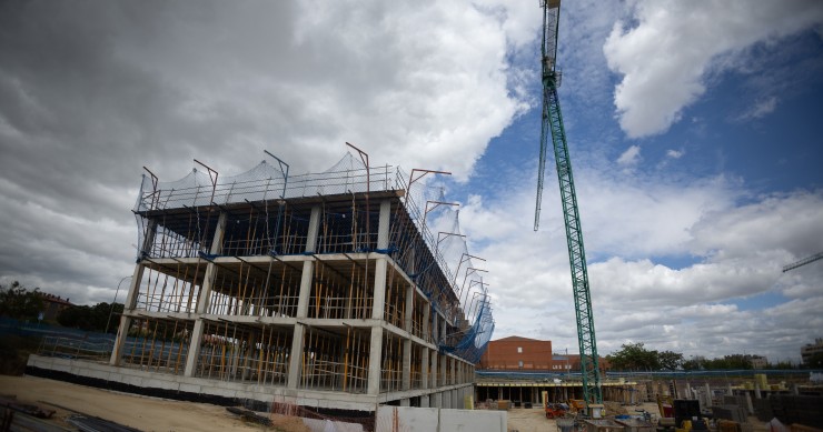 Archivo - Construcción de un bloque de viviendas, a 26 de abril de 2024, en Madrid (España). El Banco de España ha señalado durante esta semana, que se necesitaría sumar 600.000 viviendas hasta 2025 para equilibrar el mercado inmobiliario.
