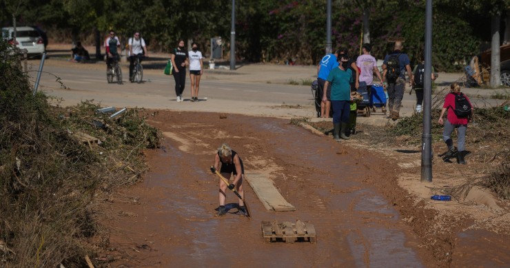 Varias personas trabajan en una zona afectada por la DANA, a 2 de noviembre de 2024, en Paiporta, Valencia, Comunidad Valenciana (España).