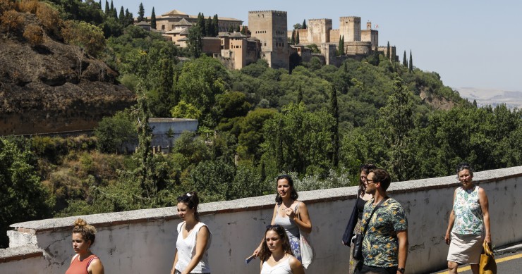 Archivo - Turistas por las calles de Granada, en imagen de archivo