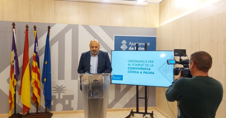El alcalde de Palma, Jaime Martínez, presenta la nueva ordenanza cívica.