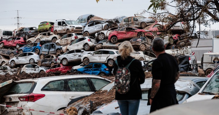 Coches amontonados en una zona afectada por la DANA, a 16 de noviembre de 2024, en Sedaví, Valencia, Comunidad Valenciana (España). 