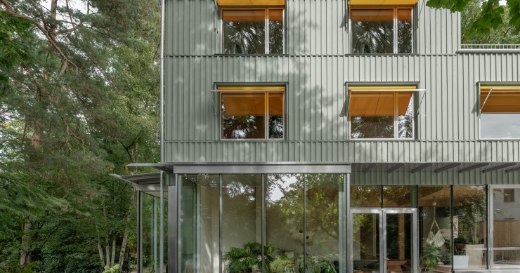 Babendiekstraße 23 es un dúplex de madera ubicado en una zona arbolada de Hamburgo (Alemania), bajo proyecto del estudio de arquitectura NOTO.
