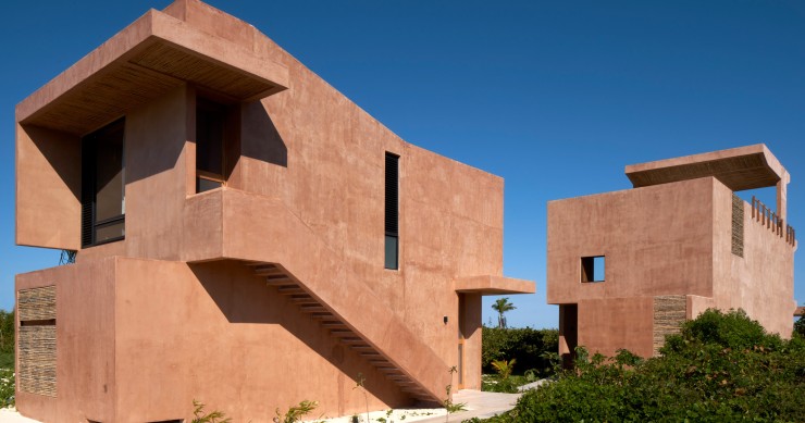 La Casa de Playa San Bruno se ubica a lo largo de un terreno estrecho en Dzemul, Yucatán bajo diseño de Reyes Ríos + Larraín Arquitectos.