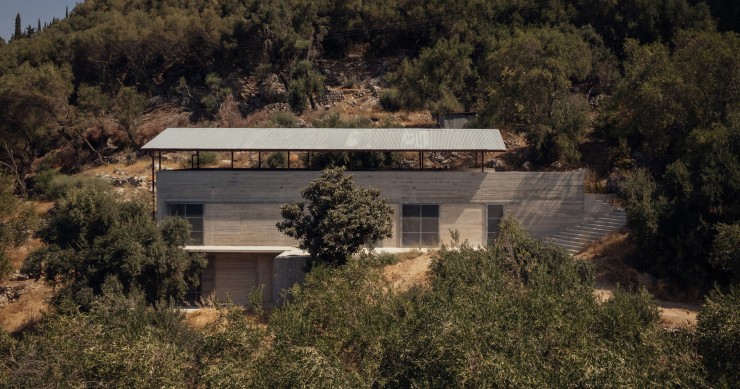 La Casa de Hormigón en Corfú fue concebida por Piers Taylor, fundador de Invisible Studio, como un refugio minimalista para su familia en medio de un olivar en la campiña griega.