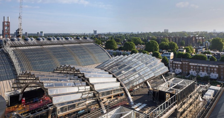 El emblemático centro de exposiciones londinense Olympia está siendo completamente transformado por los estudios Heatherwick Studio y SPPARC. 