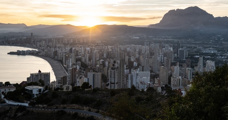 Vista panorámica de las torres de apartamentos al atardecer en Benidorm
