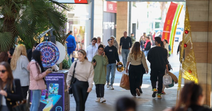 Varias personas van de compras durante el Black Friday, en un centro comercial 