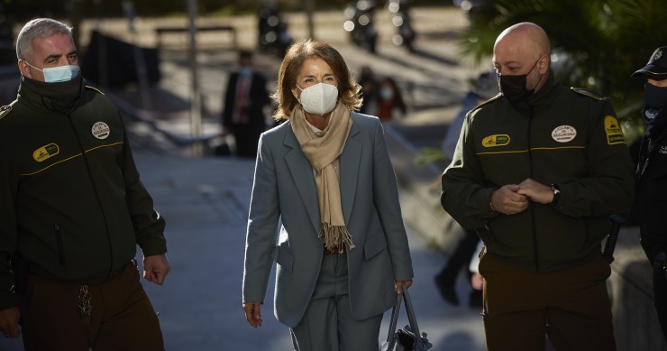 La exalcaldesa de Madrid Ana Botella a su llegada al juicio para testificar por la enajenación de 1.860 viviendas protegidas en su mandato, en la Audiencia Provincial de Madrid, a 17 de noviembre de 2021, en Madrid, (España).