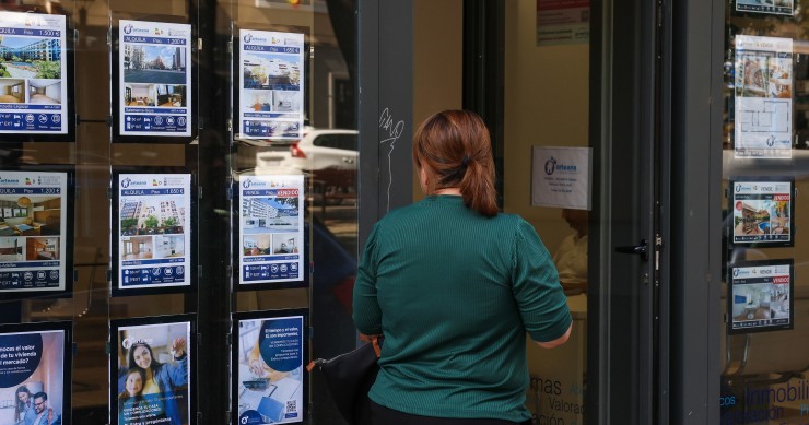 La bajada de tipos de interés fomentará más viviendas compradas con financiación, según Uve Valoraciones Archivo - Escaparate de una inmobiliaria en Madrid (España).