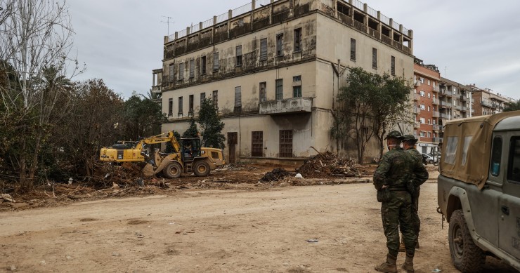 Militares y una máquina excavadora en las inmediaciones del lugar donde han hallado un cadáver, víctima de la DANA, a 12 de diciembre de 2024, en Paiporta, Valencia, Comunidad Valenciana (España).