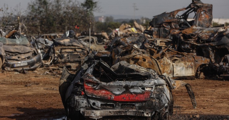Los restos del incendio de la campa de residuos y vehículos de la DANA, originado ayer, a 17 de diciembre de 2024, en Catarroja, Valencia, Comunidad Valenciana (España).