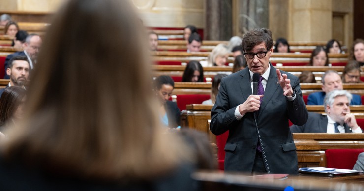 Illa anuncia que Catalunya sancionarà ja el 2025 qui incompleixi amb el límit dels lloguers El president de la Generalitat, Salvador Illa, respon a la líder dels Comuns, Jéssica Albiach, durant la sessió de control al ple del Parlament