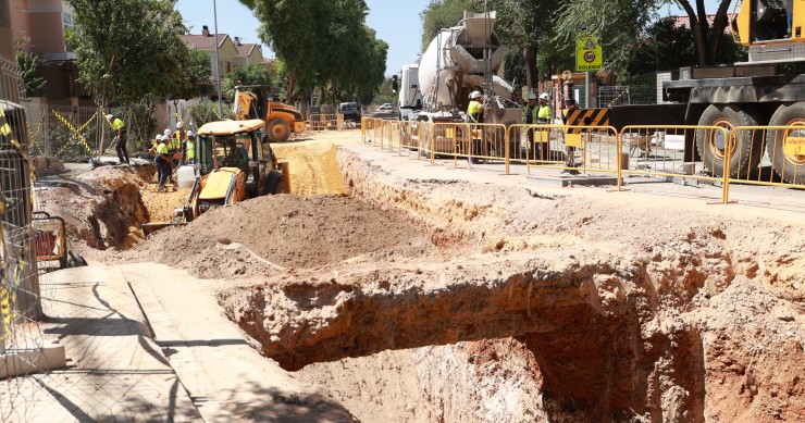 Archivo - Trabajadores de la construcción en una obra en Sevilla