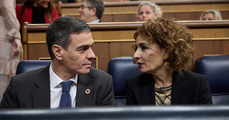 El presidente del Gobierno, Pedro Sánchez y la vicepresidenta primera y ministra de Hacienda, María Jesús Montero, durante una sesión de control al Gobierno, en el Congreso de los Diputados, a 18 de diciembre de 2024, en Madrid (España).