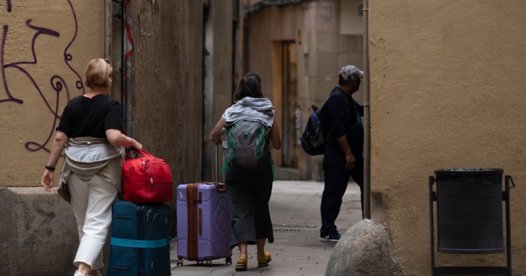 Archivo - Foto de archivo. Varios turistas con maletas